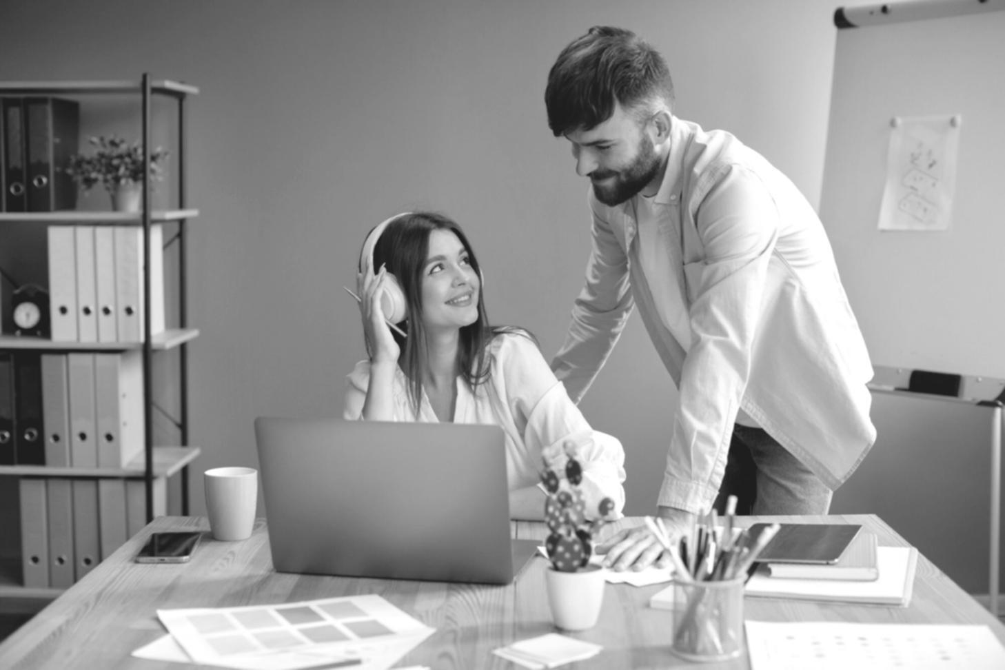 Estudiantes trabajando con diferentes metodologías de aprendizaje financiero